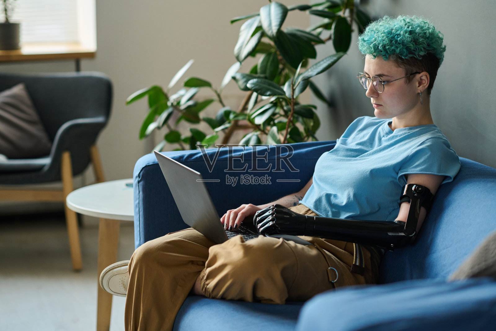 残疾妇女在家里使用笔记本电脑照片摄影图片