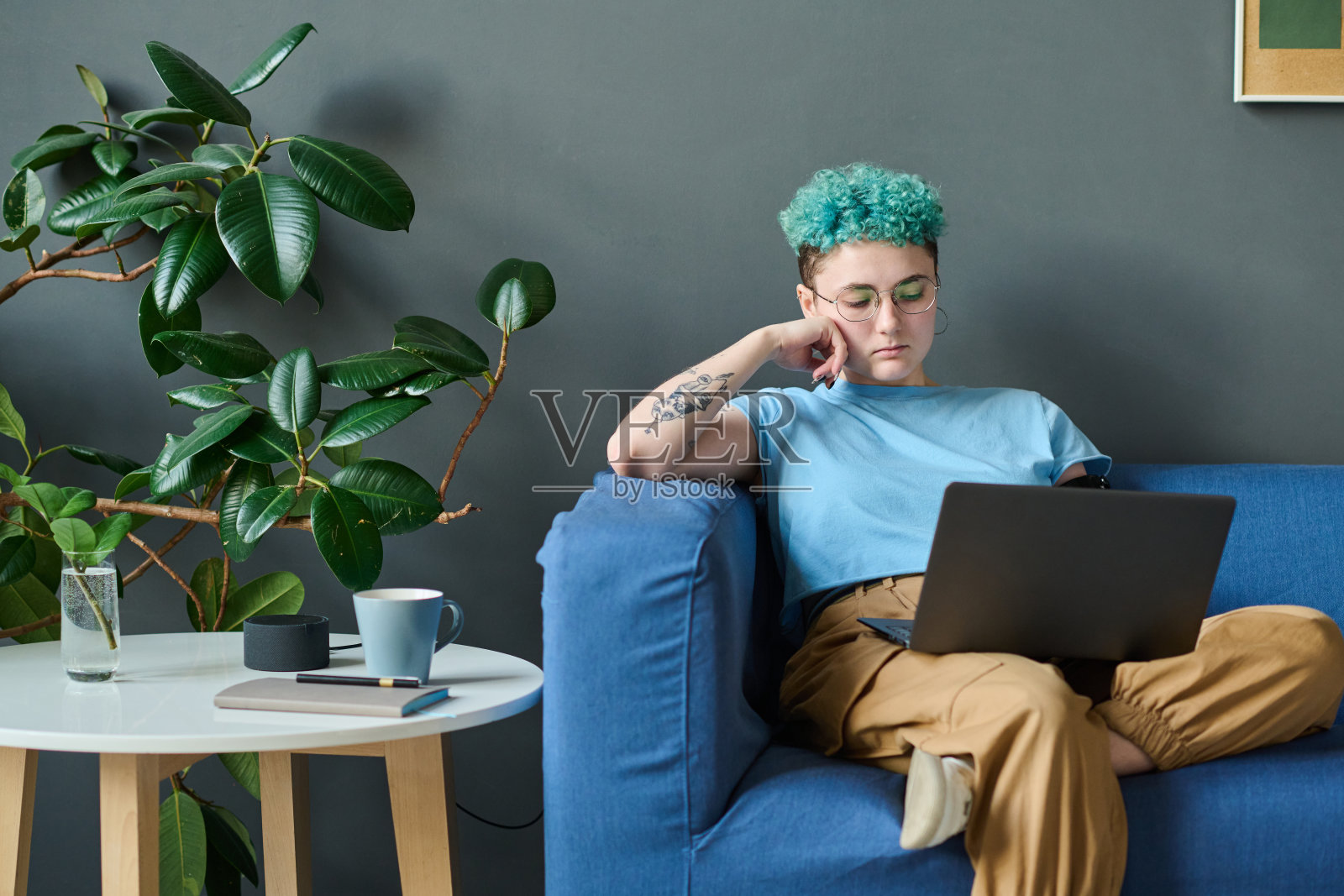 女人在笔记本电脑上看视频照片摄影图片