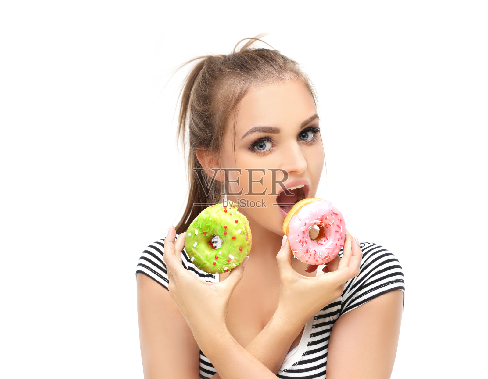 有趣的女孩和五颜六色的甜甜圈。照片摄影图片