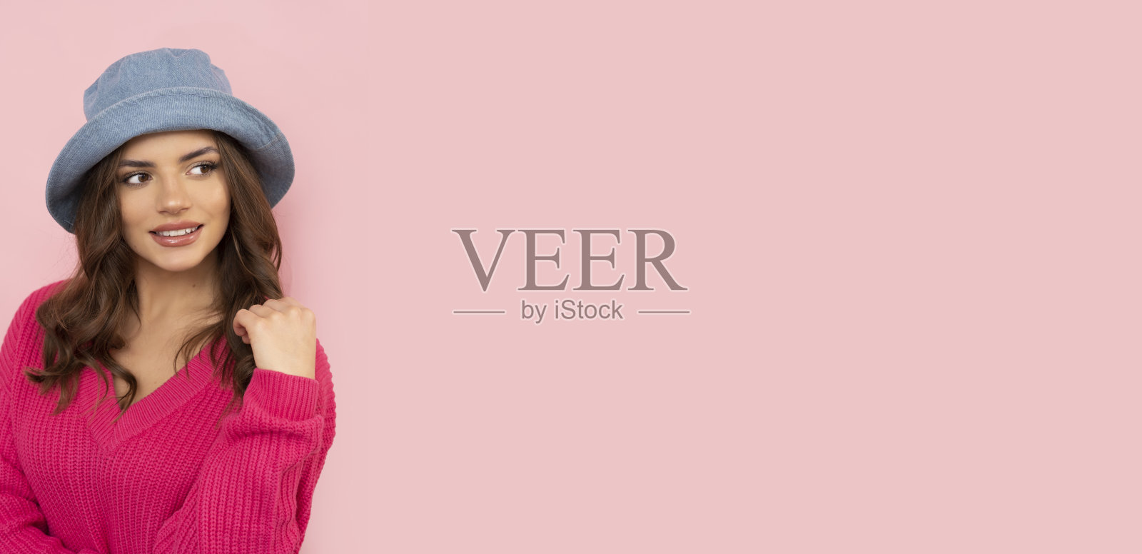 时尚的微笑黑发在蓝色的帽子和毛衣。照片摄影图片