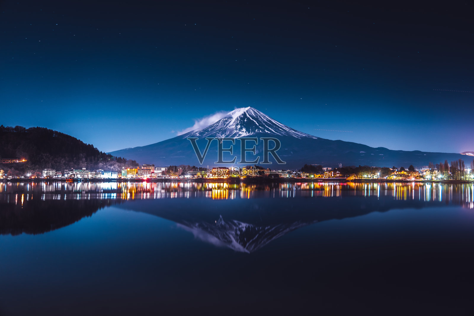 晚上的川口湖和富士山照片摄影图片