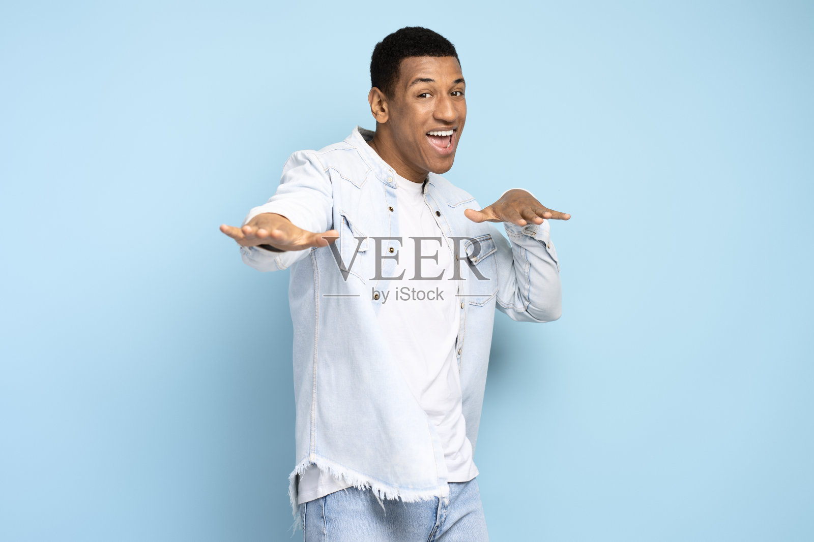 精力充沛的积极的启发黑发男子跳舞和欢乐独自照片摄影图片