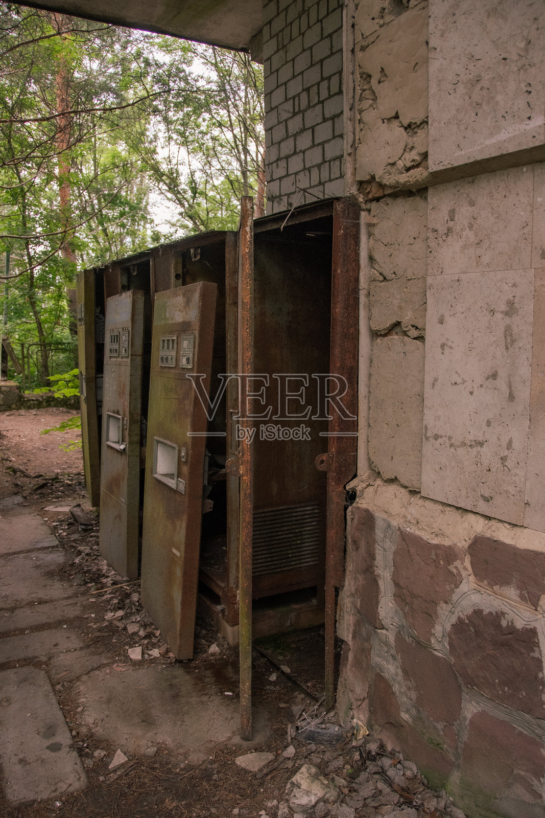 切尔诺贝利的旧水机，矿泉水杯灌装机，后世界末日城市，乌克兰-朱莉娅4 2021照片摄影图片