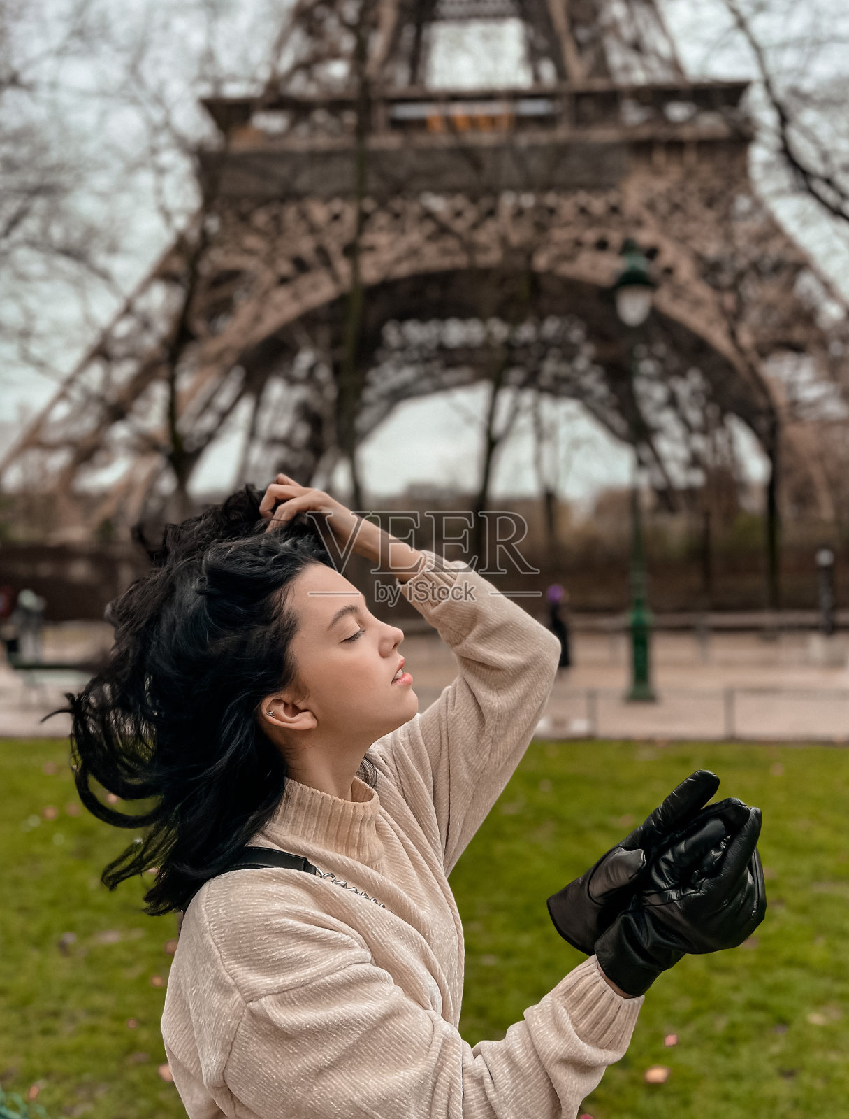 法国巴黎埃菲尔铁塔附近的一位女士照片摄影图片