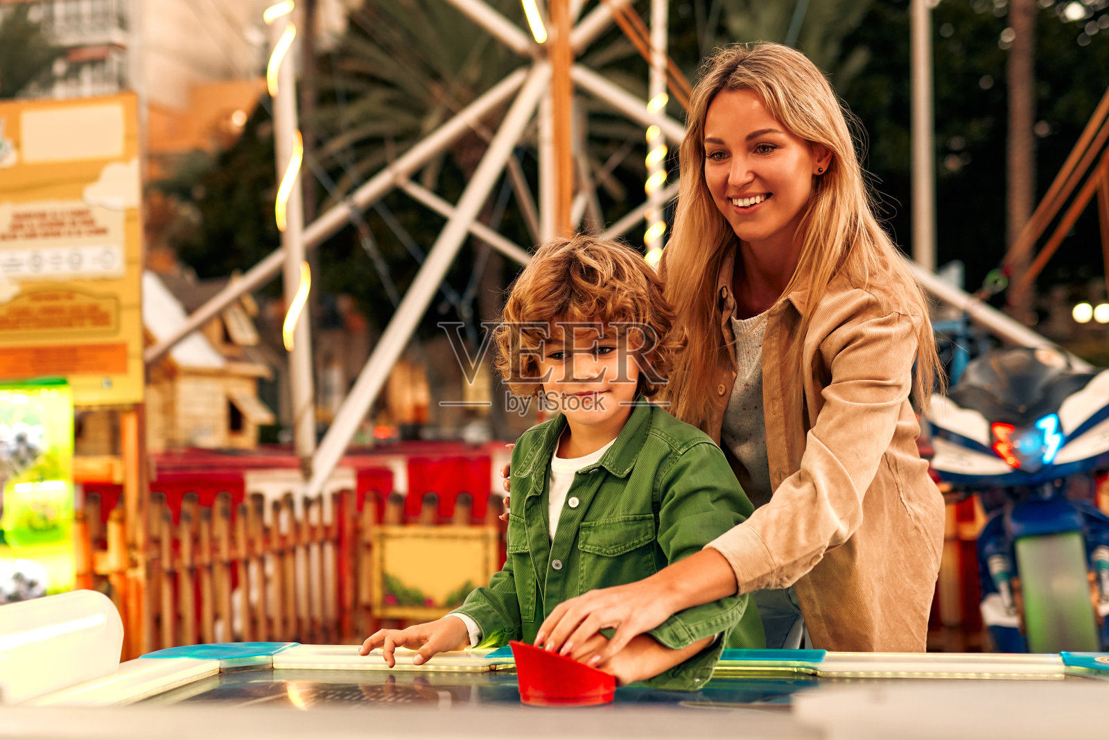 孩子们在嘉年华旋转木马上玩得很开心照片摄影图片