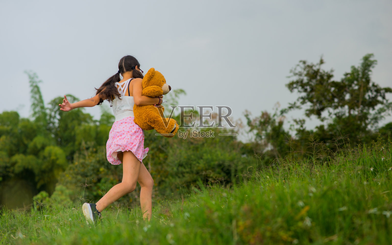 年轻女子在户外照片摄影图片