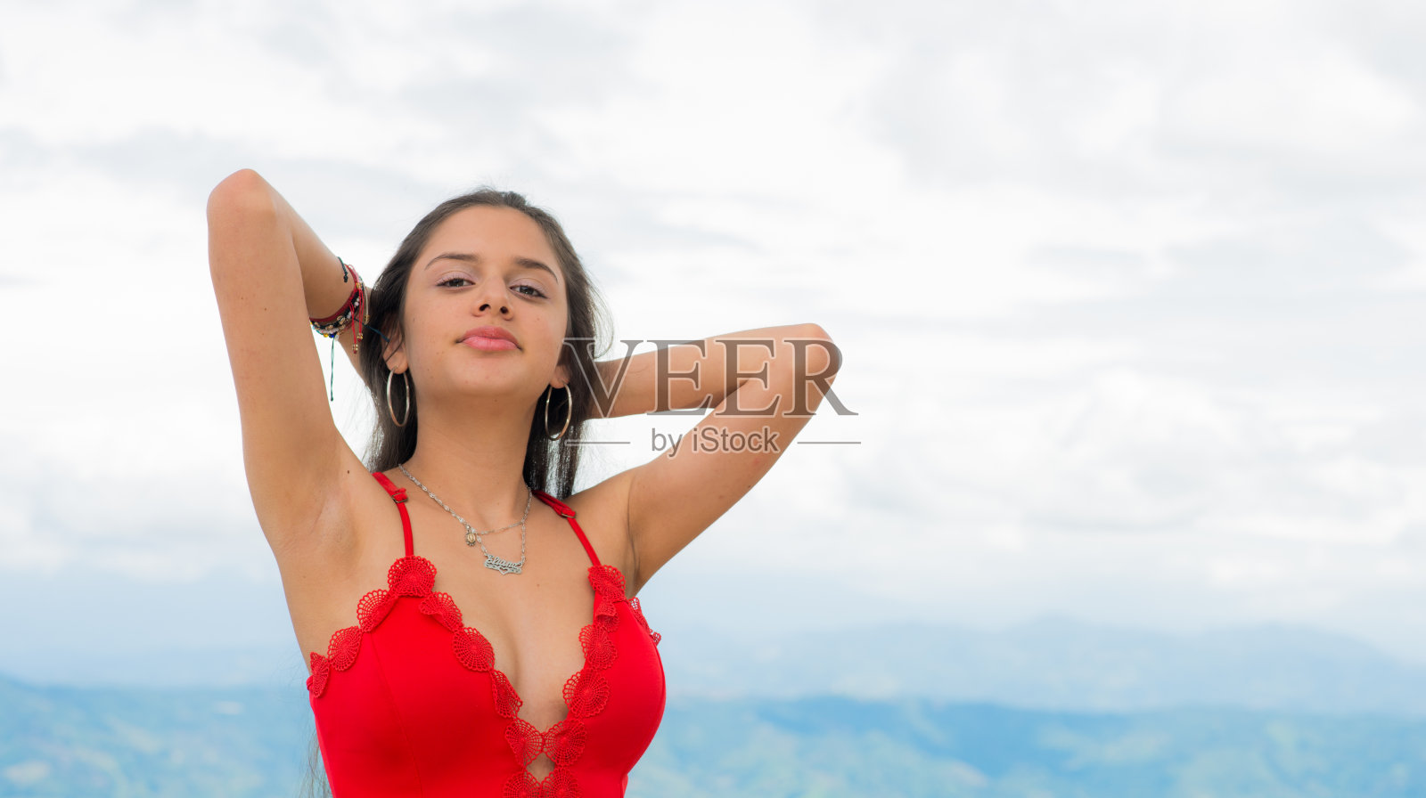 年轻女子在户外照片摄影图片