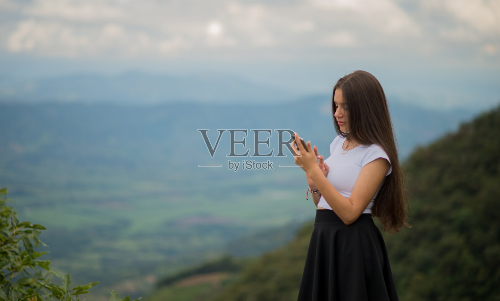 年轻女子在户外照片摄影图片