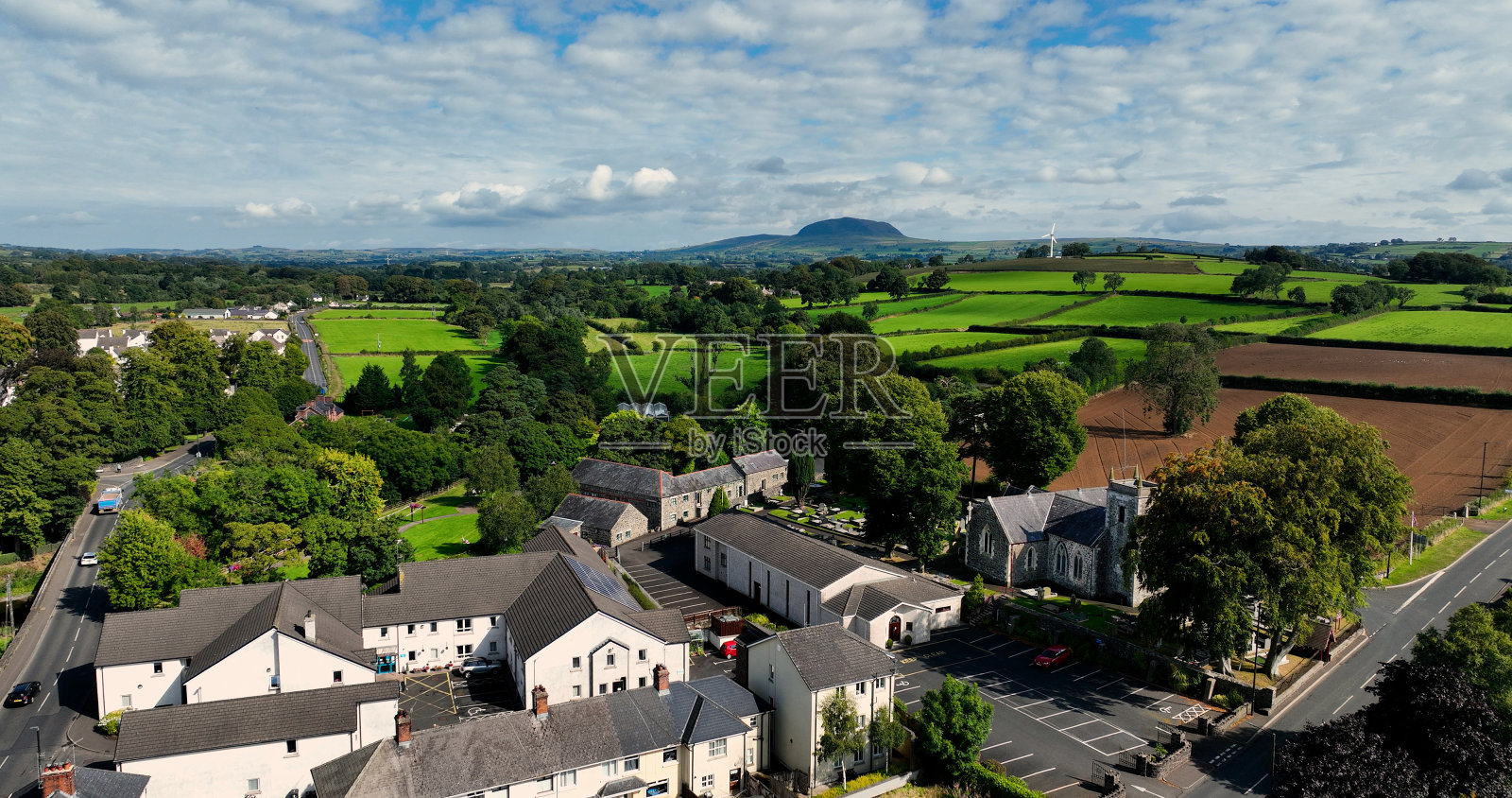 北爱尔兰安特里姆郡圣帕特里克教堂的航拍照片照片摄影图片
