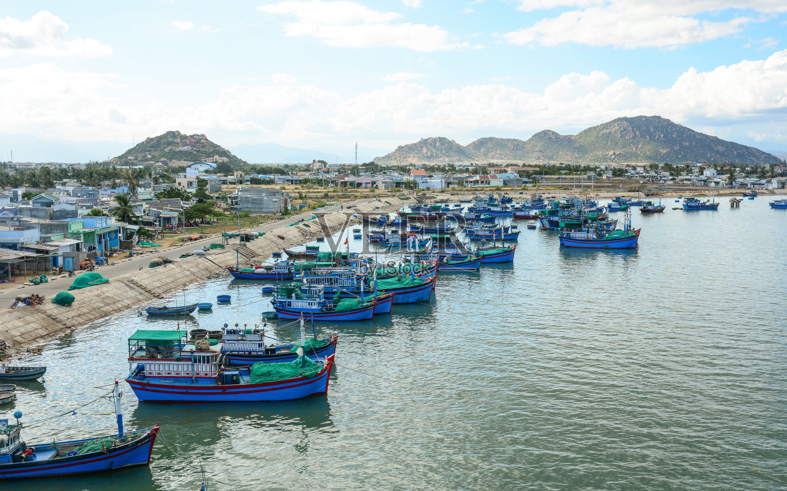 越南芽庄，海上的渔船照片摄影图片
