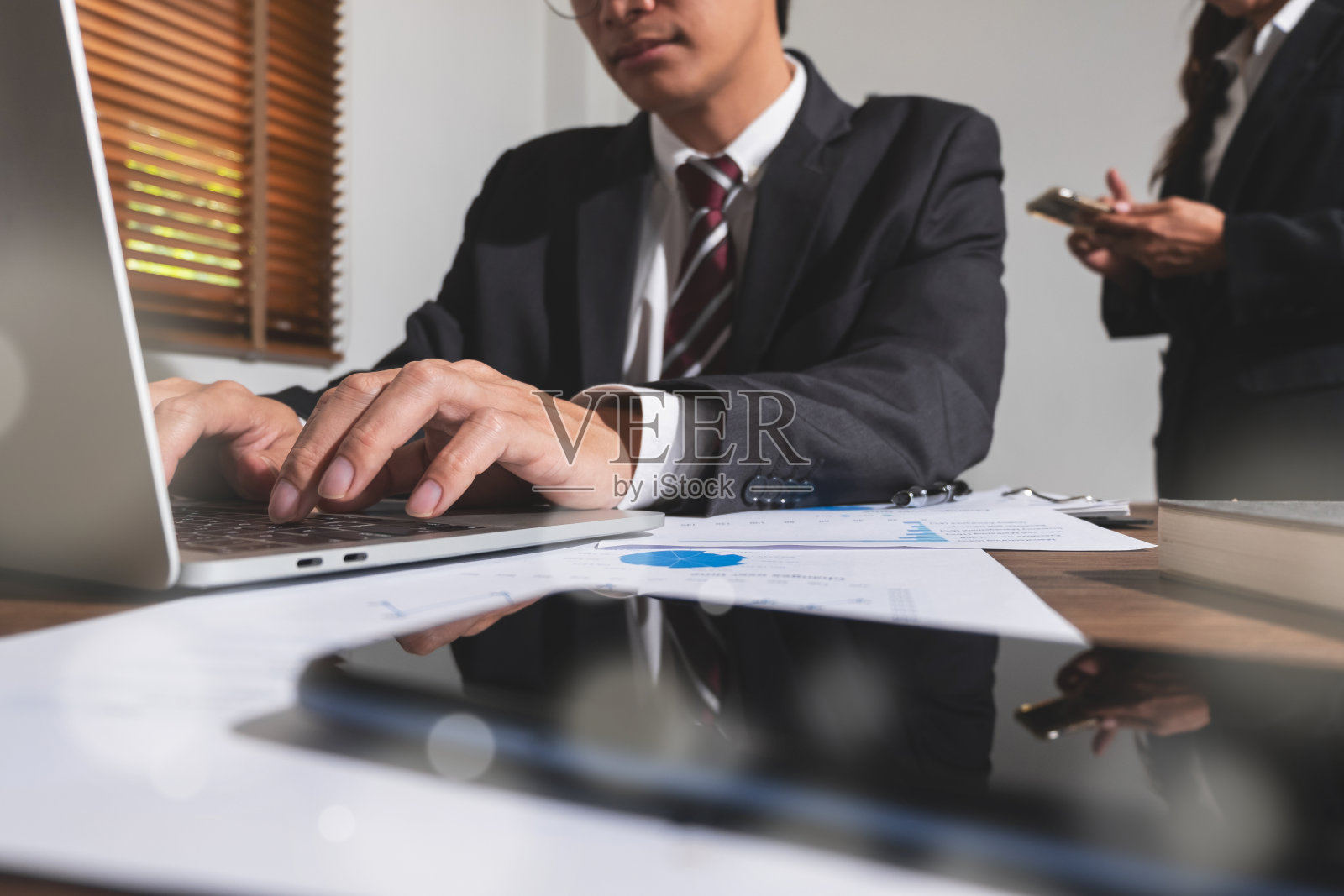 业务团队开会，在笔记本电脑上分析图表。业务和技术概念。照片摄影图片