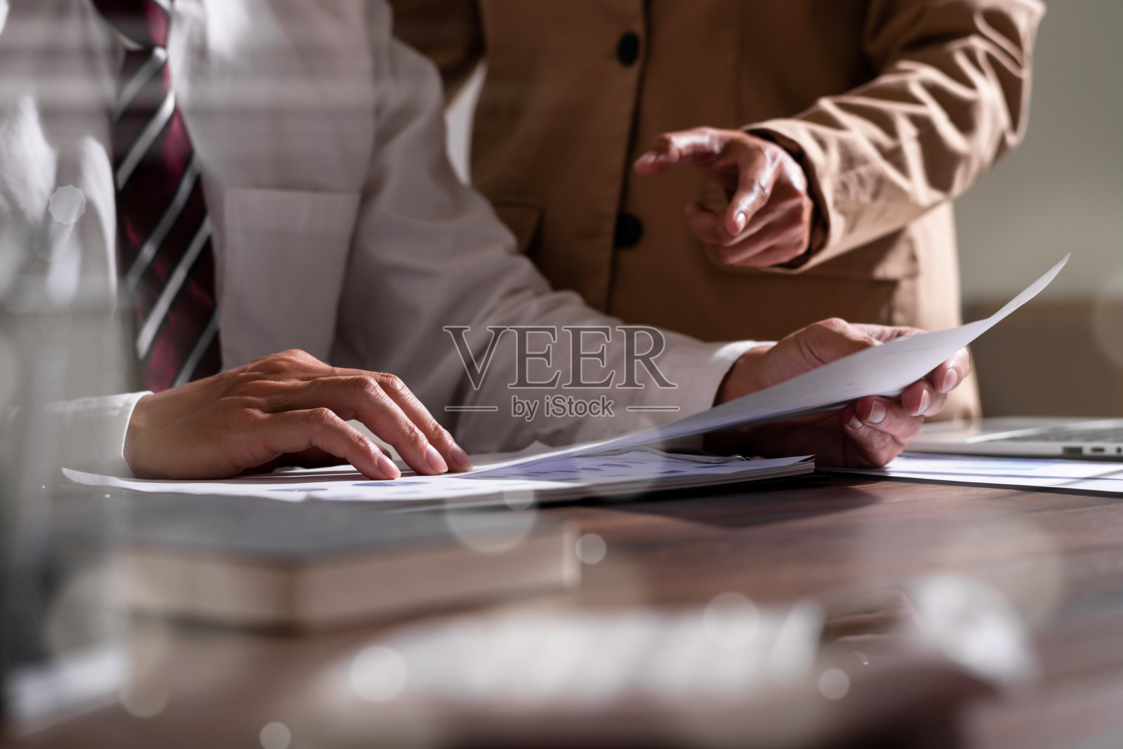 业务团队会议，分析图表文件。照片摄影图片