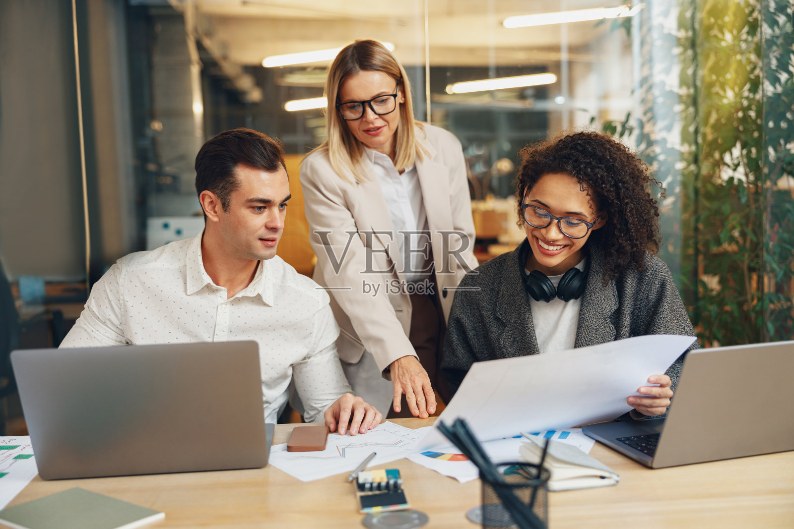 在现代联合办公中，一群业务同事一起工作在项目上。团队合作理念照片摄影图片