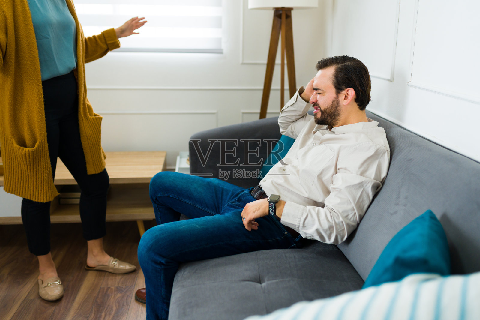 心烦意乱的男人听着妻子争论婚姻问题照片摄影图片