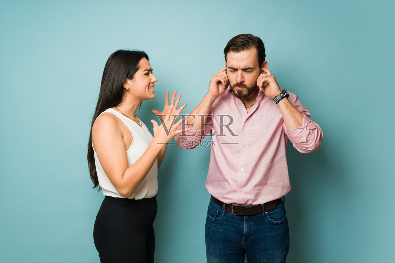 愤怒的夫妇为他们的问题争吵和大喊大叫照片摄影图片