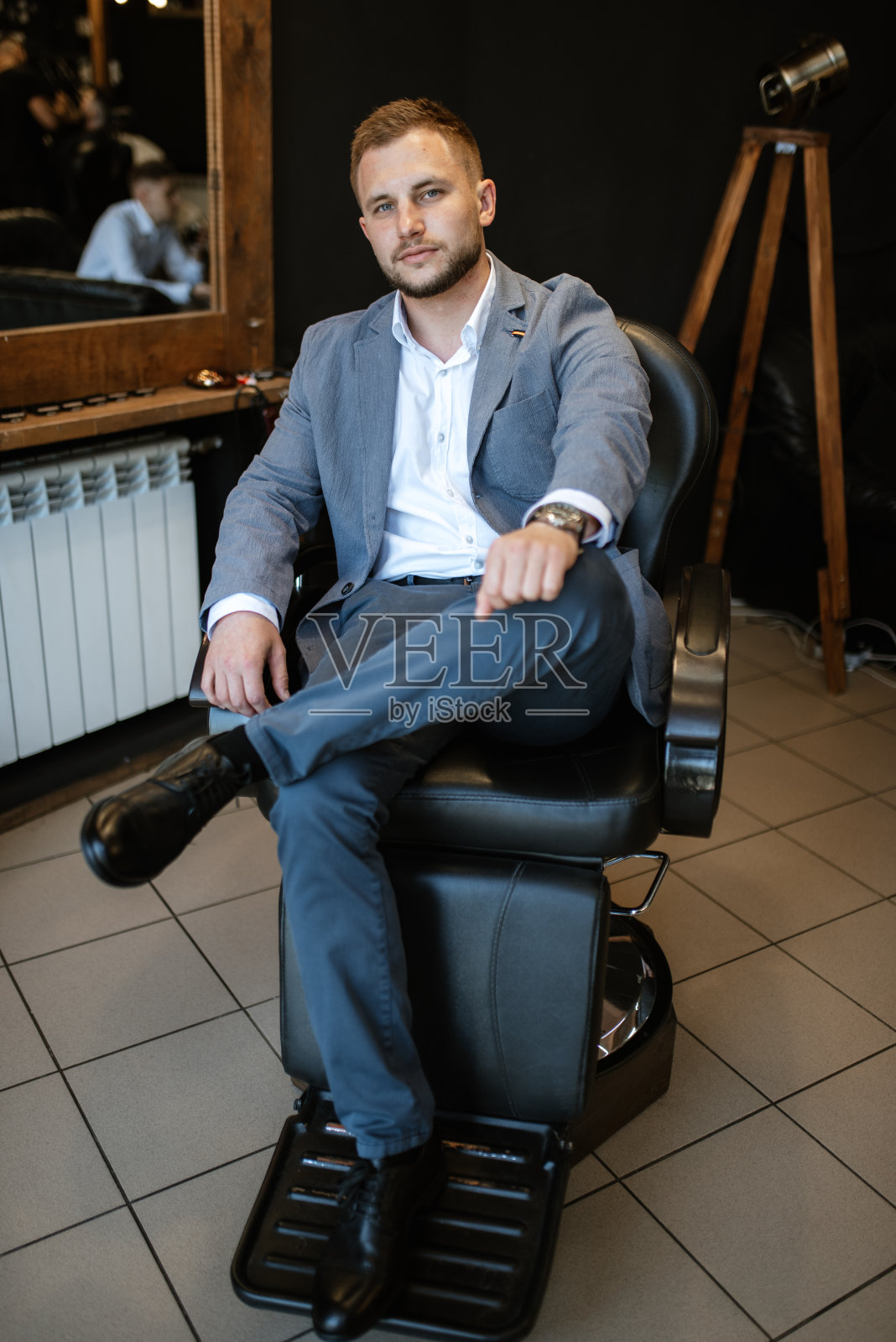 一个年轻人的肖像新郎在训练营的理发店照片摄影图片