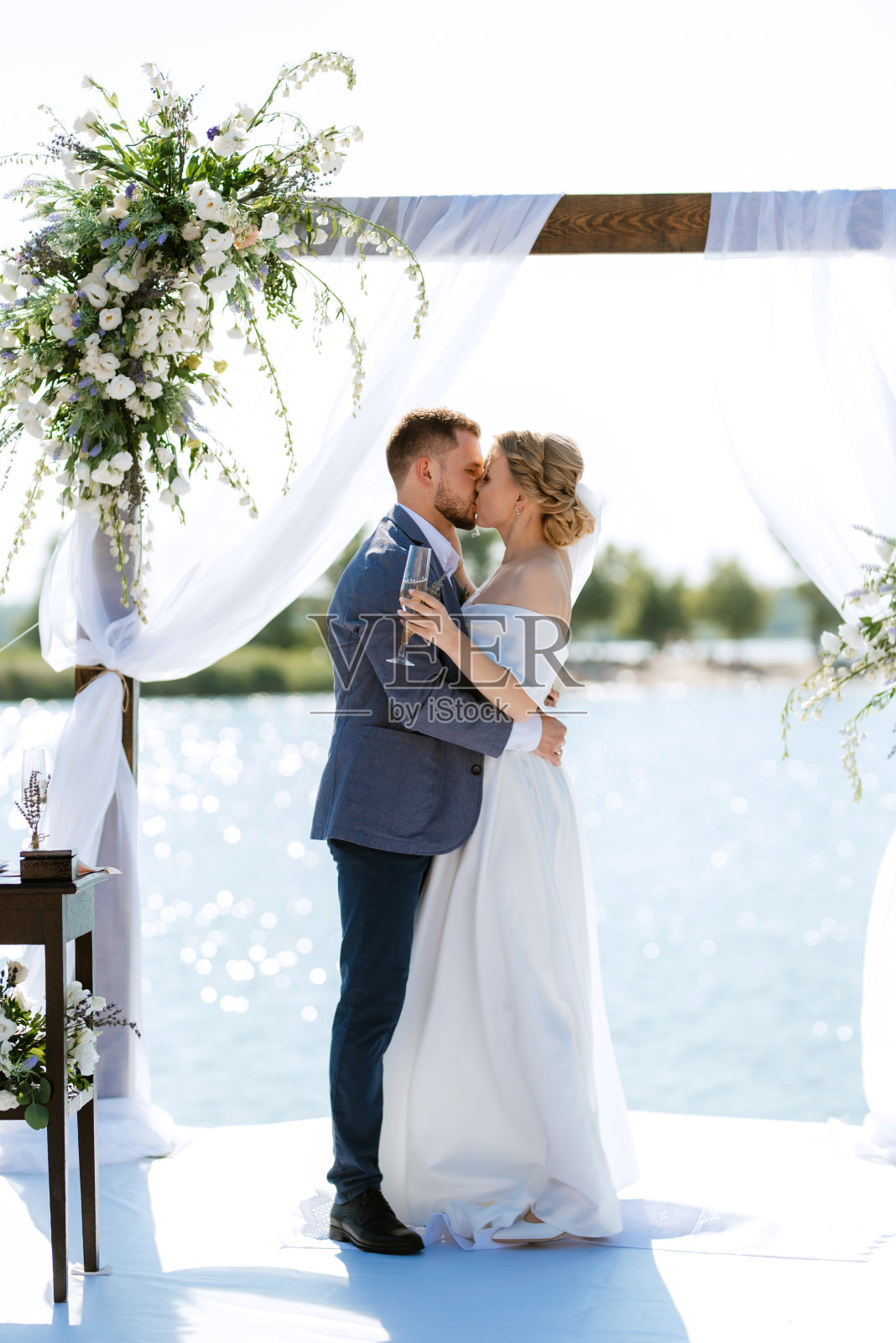 婚礼在河边的高码头举行照片摄影图片