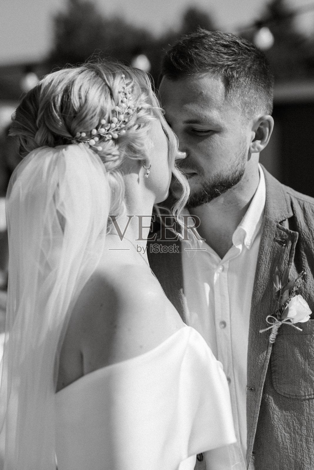 婚礼在河边的高码头举行照片摄影图片