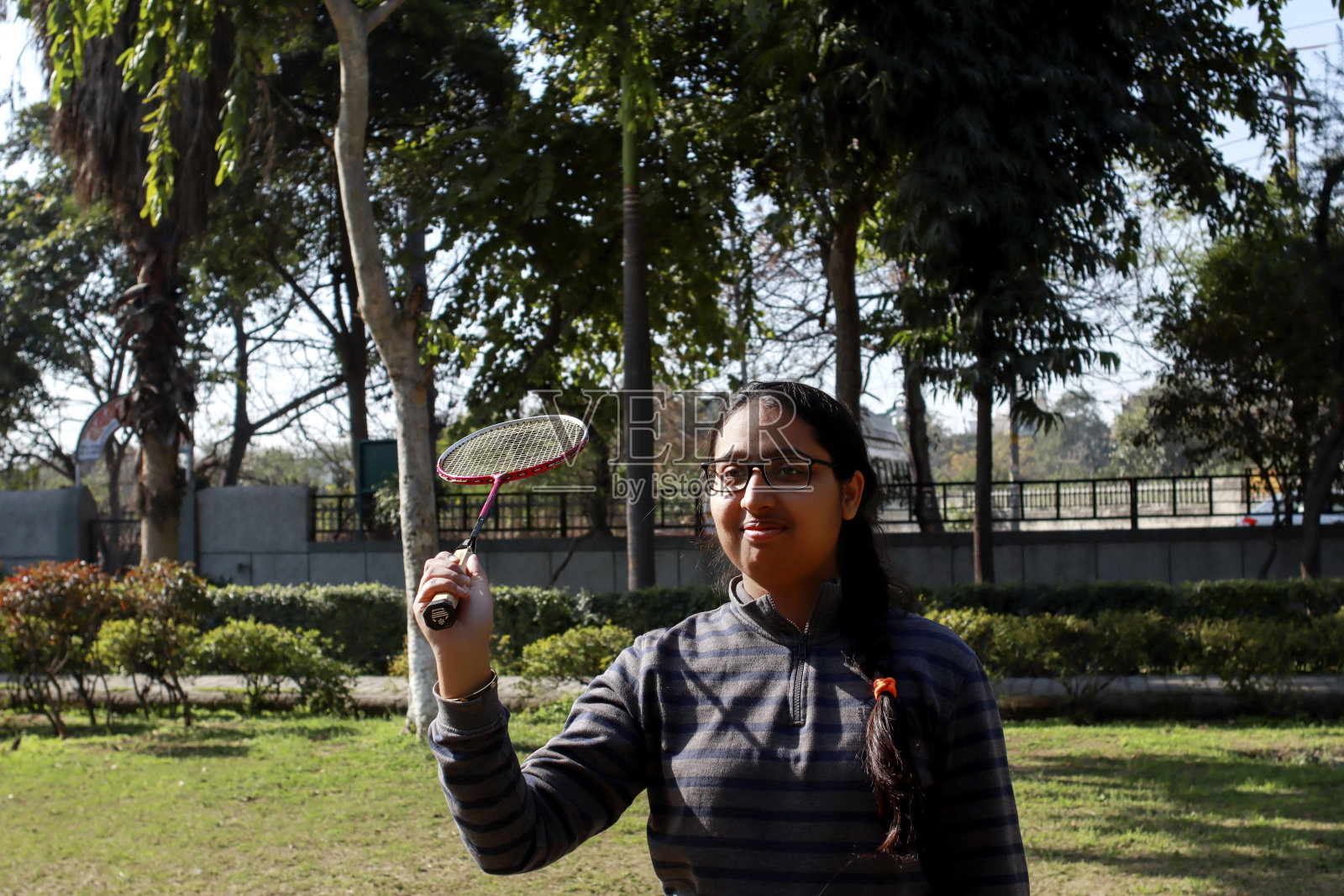 一个拿着羽毛球拍的女运动员的肖像照片摄影图片