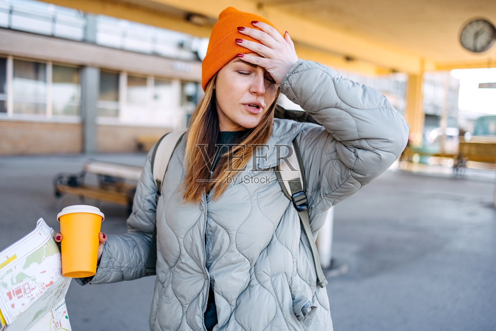 在火车站担心的女人照片摄影图片
