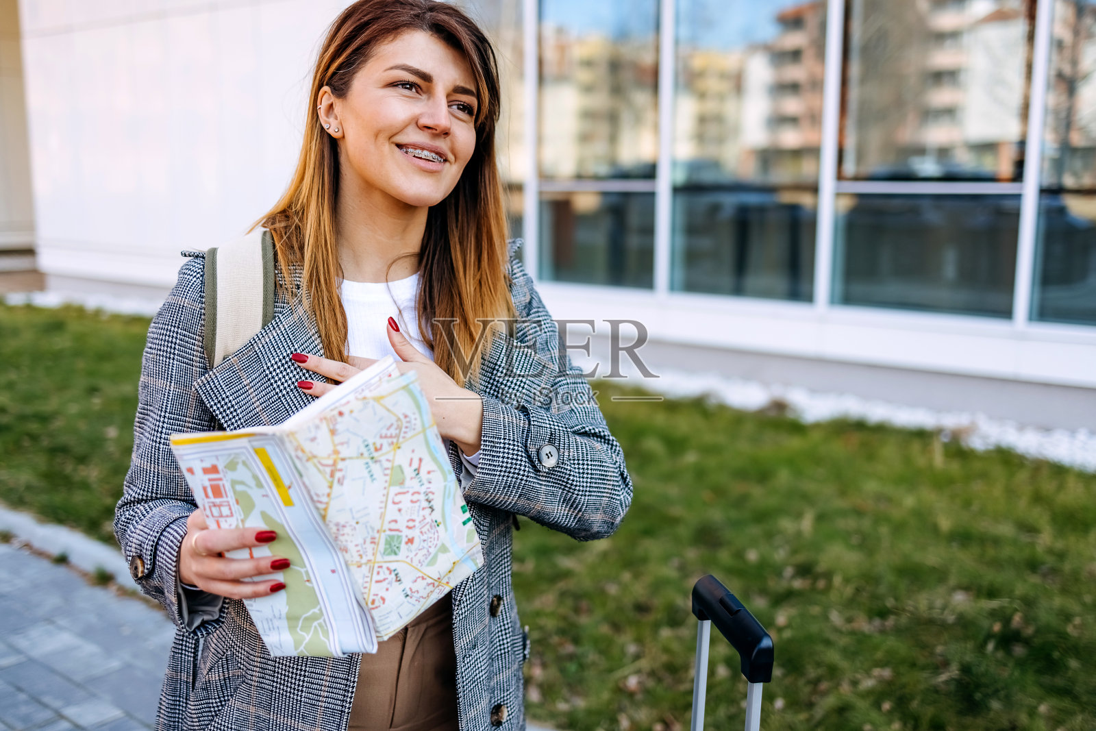 游客在找方向照片摄影图片