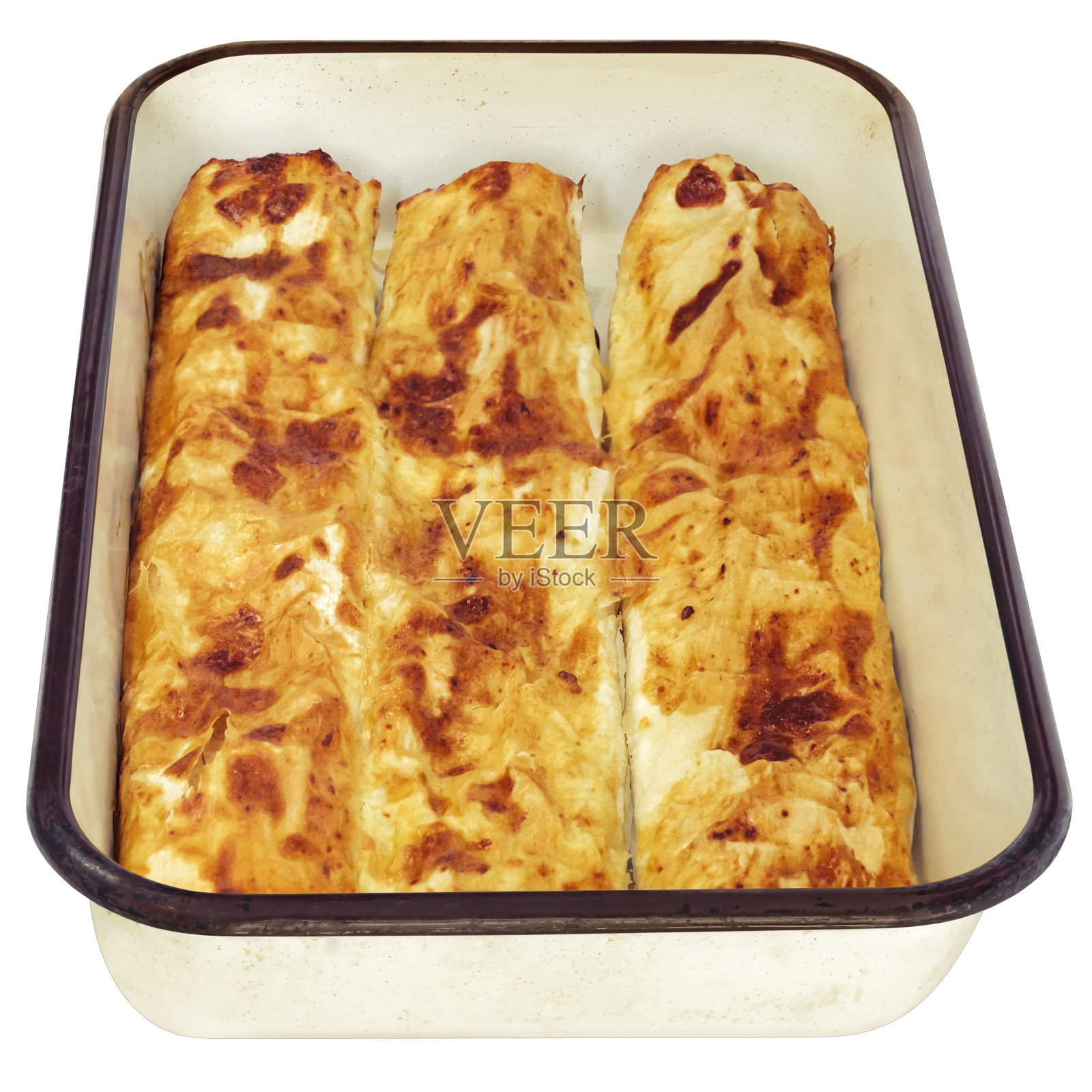 新鲜出炉的奶酪卷派在老式金属搪瓷烤盘孤立在白色背景照片摄影图片