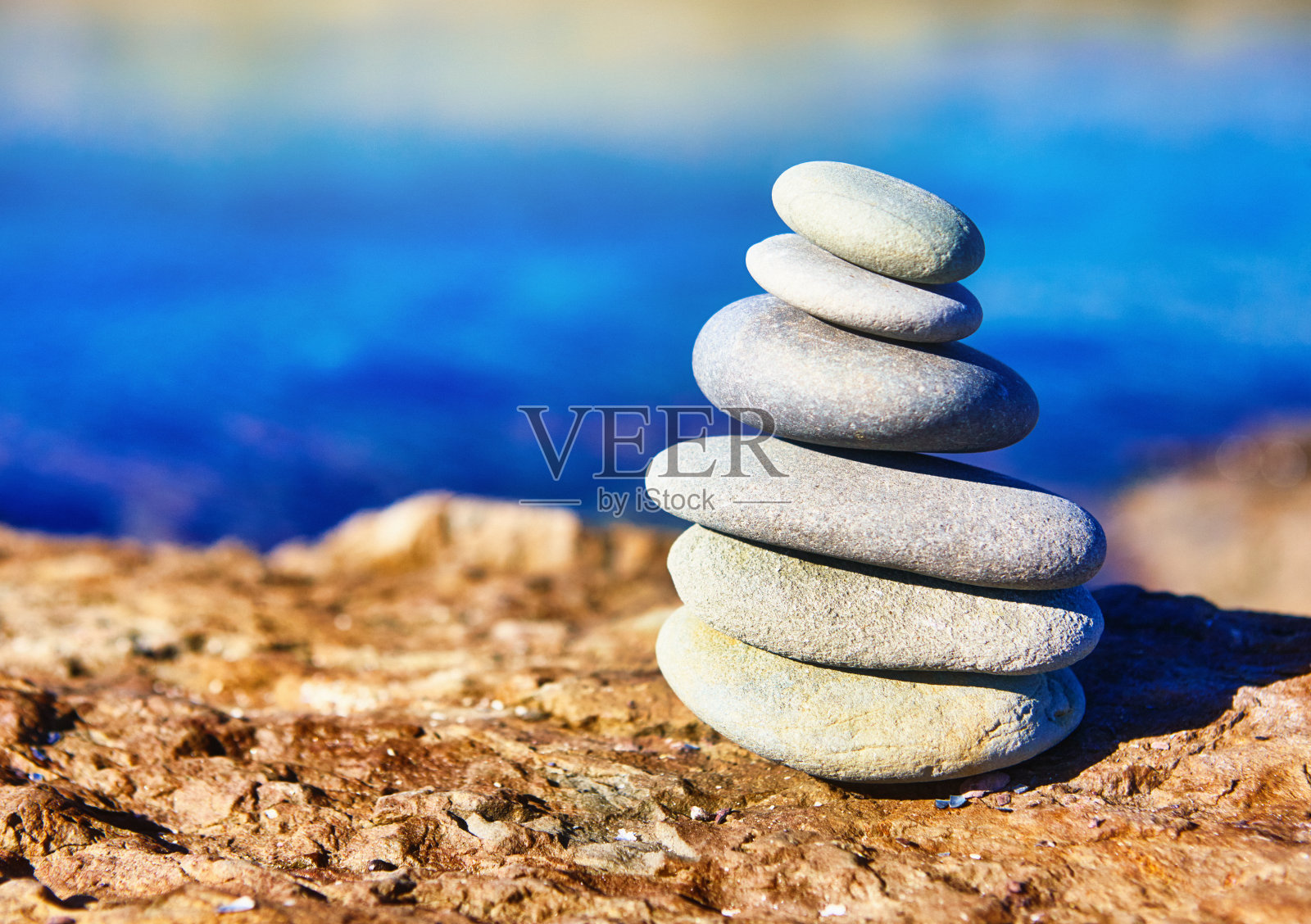 一堆扁平的石头代表着平衡与和谐照片摄影图片