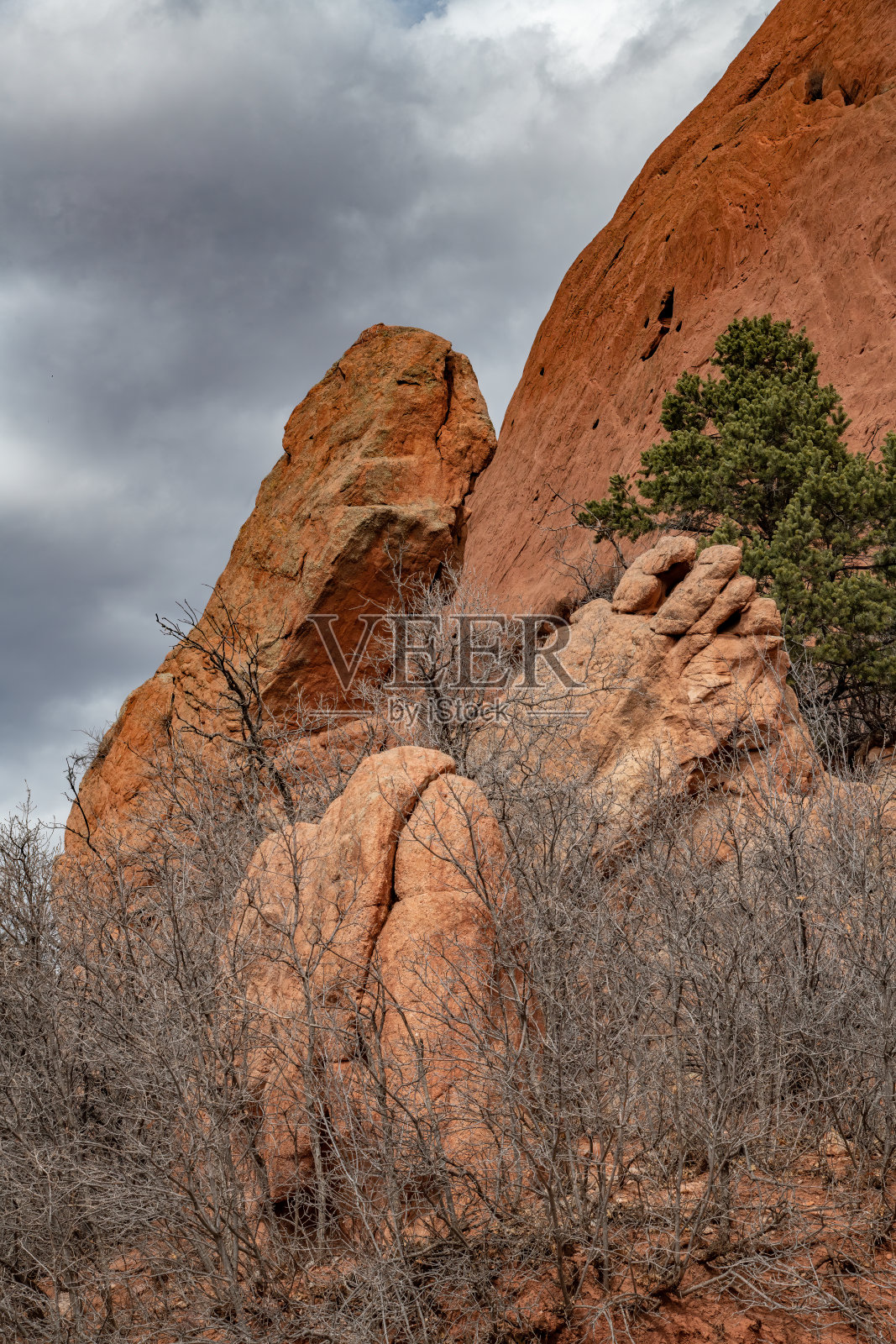 位于北美美国西部科罗拉多州科罗拉多斯普林斯的众神花园中高大而巨大的红色砂岩照片摄影图片
