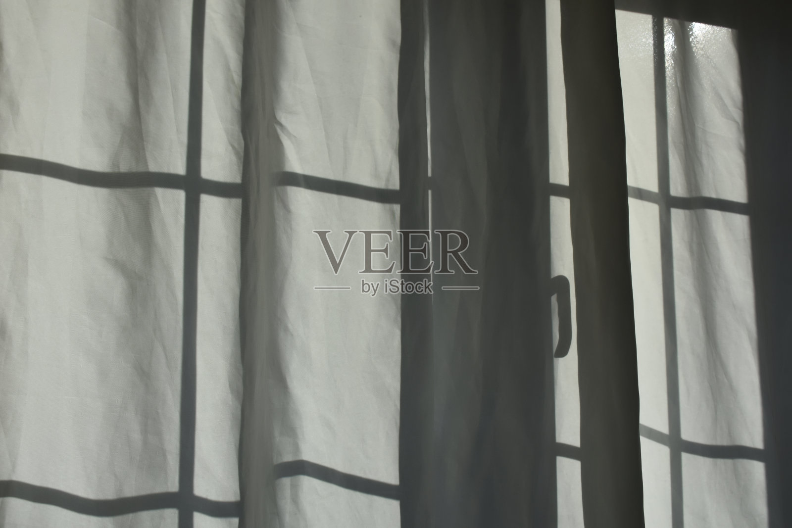 窗影在窗帘上，窗户和窗帘在背光照片摄影图片