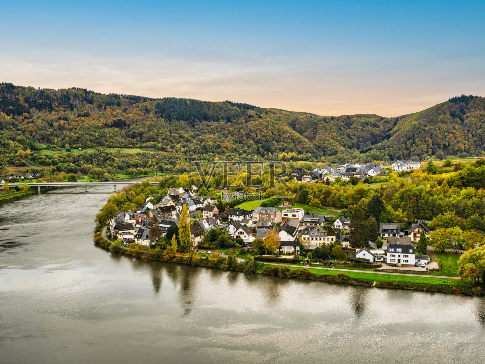 德国Cochem-Zell地区，摩泽尔河弯道上的Senhals村和郁郁葱葱的山照片摄影图片