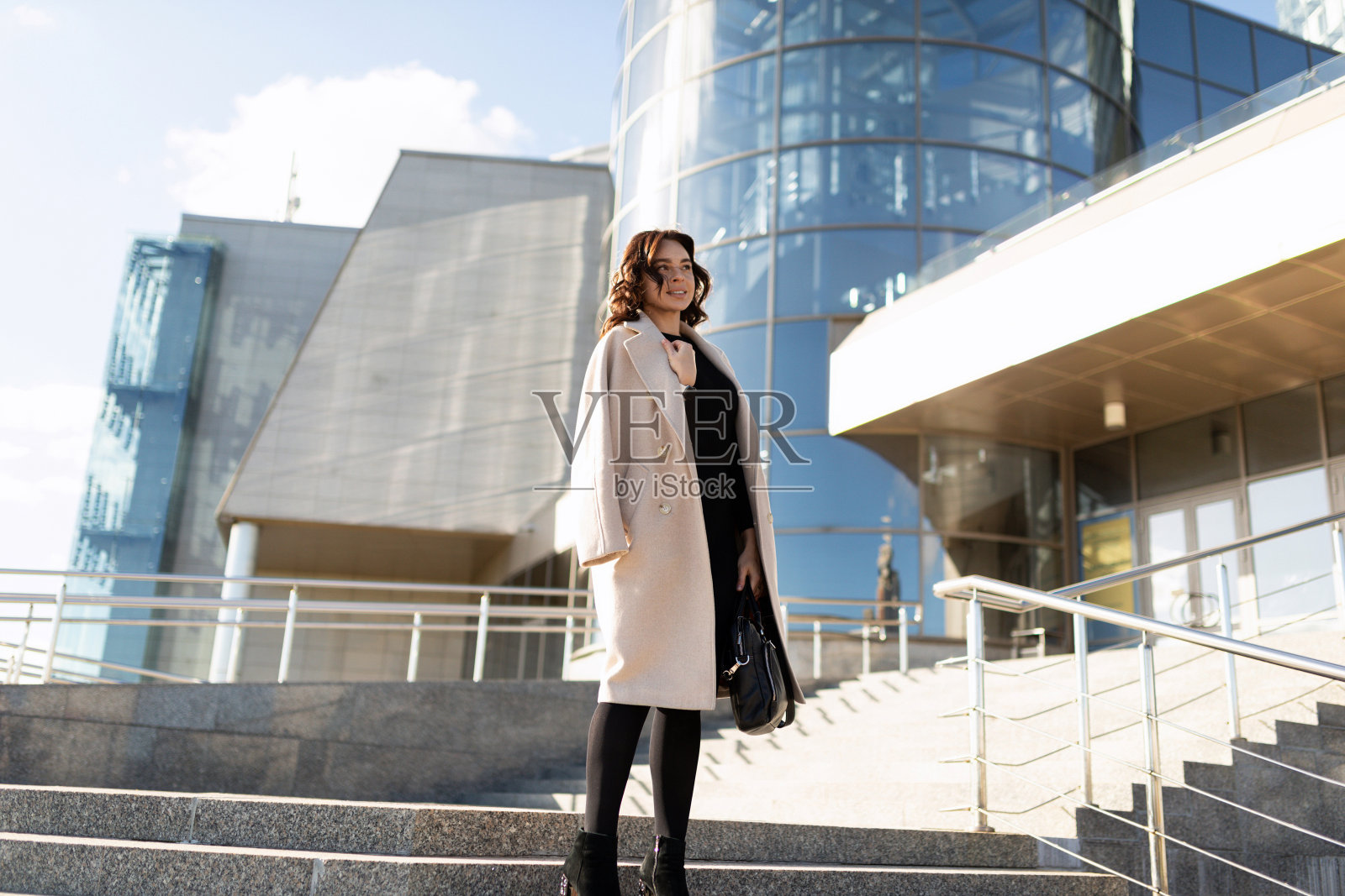在办公中心入口处的时尚商务女性照片摄影图片