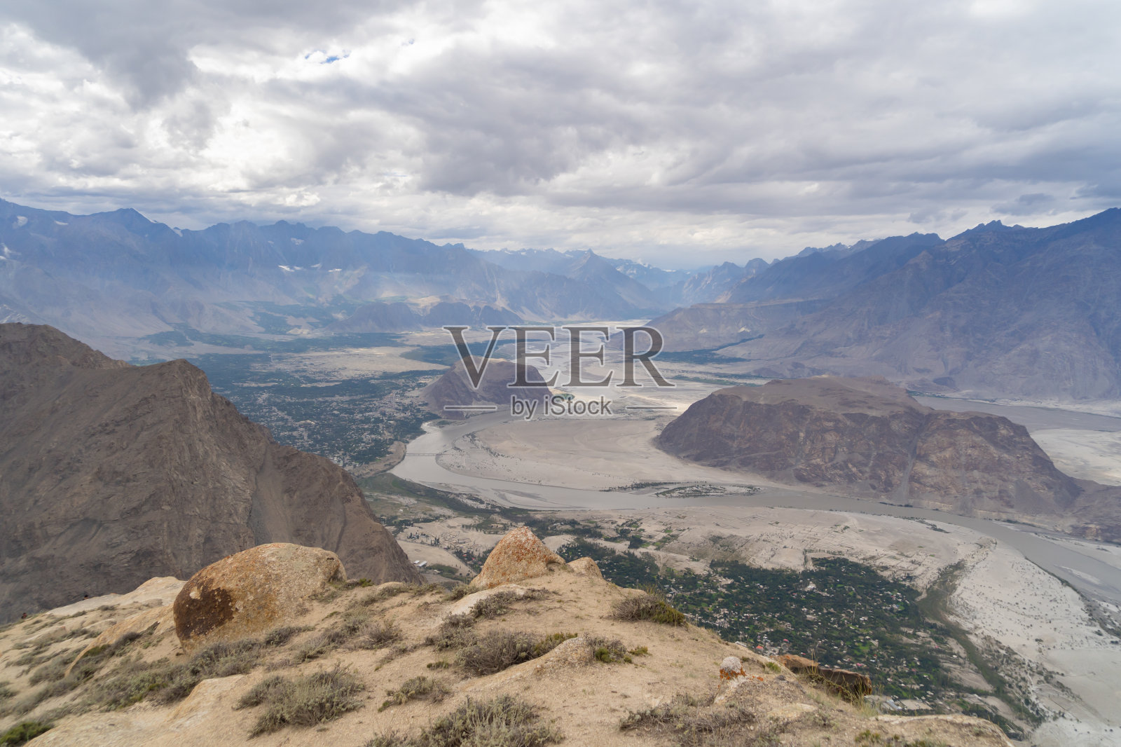 喀喇昆仑高山丘陵。巴基斯坦skardui - gilgit的自然景观背景。在假期旅行。照片摄影图片