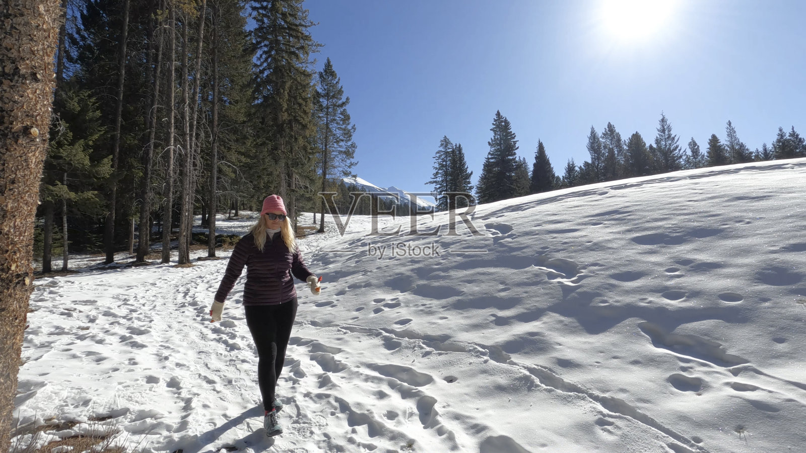 成熟的夫妇走在雪山小路上照片摄影图片