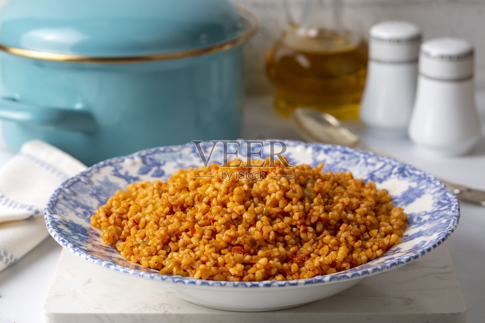 传统的土耳其肉抓饭，盘子里有番茄酱(土耳其名字;meyhane pilavi)照片摄影图片