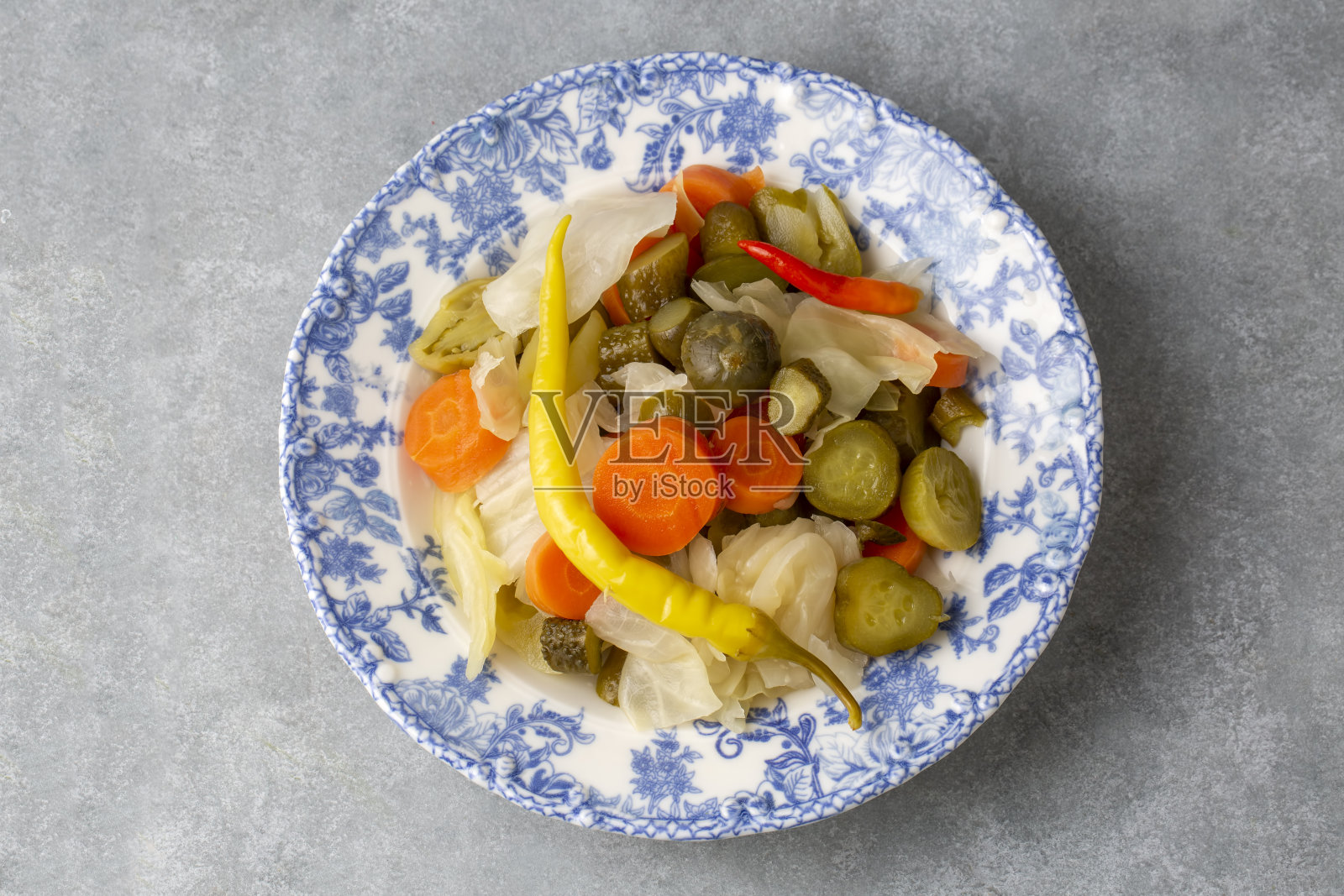 什锦混合腌菜碗盘，土耳其名;tursu。照片摄影图片