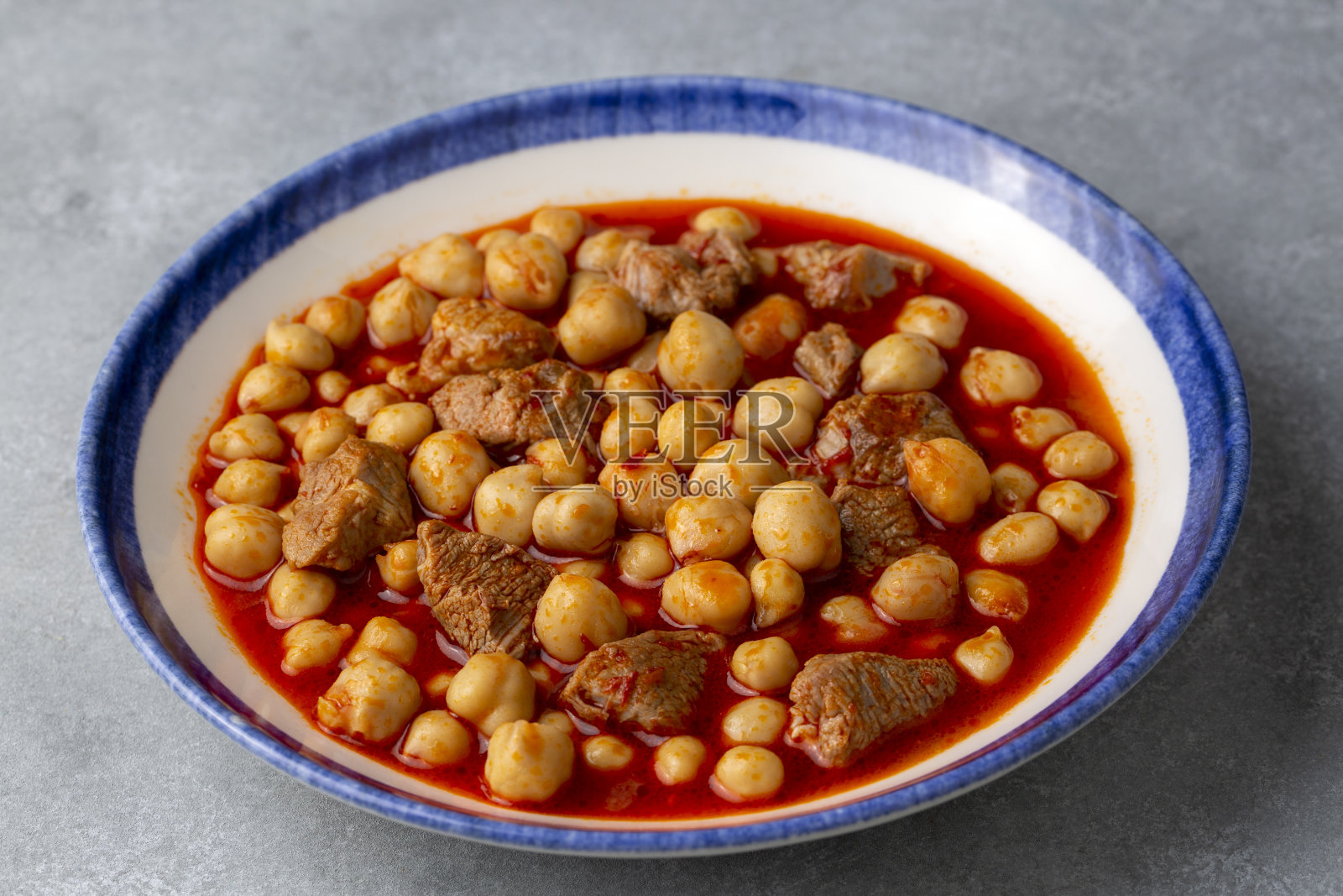 传统美味的土耳其食物;土耳其食物肉鹰嘴豆。土耳其的名字;Etli nohut照片摄影图片