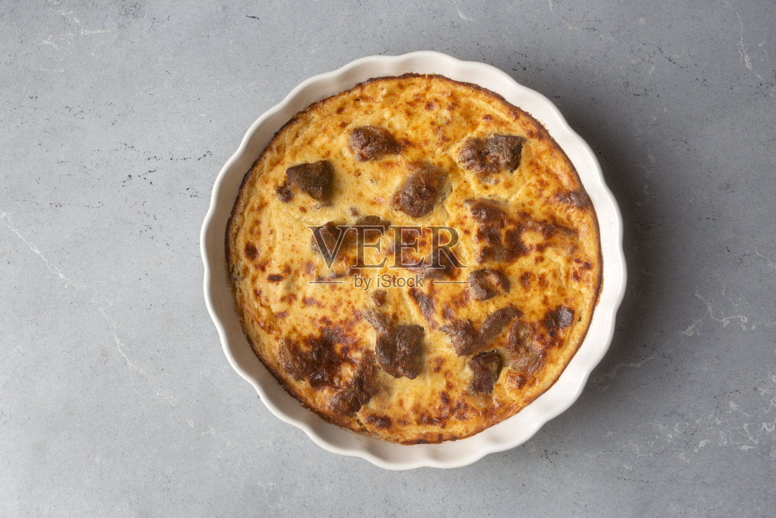 Tave kosi是阿尔巴尼亚的一道国菜，烤羊肉和米饭配酸奶，放在桌子上的平底锅里。从上面看水平俯视图。土耳其的名字;爱尔巴桑州tava照片摄影图片