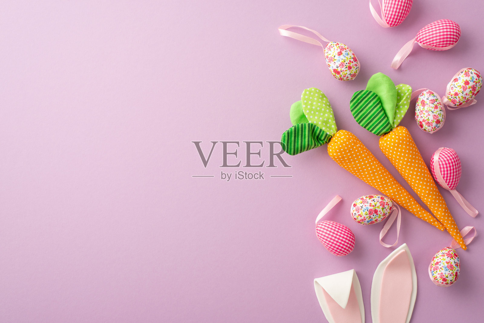 复活节的概念。顶部视图照片的胡萝卜复活节兔子耳朵和纺织复活节蛋孤立粉彩紫色背景与复制空间照片摄影图片