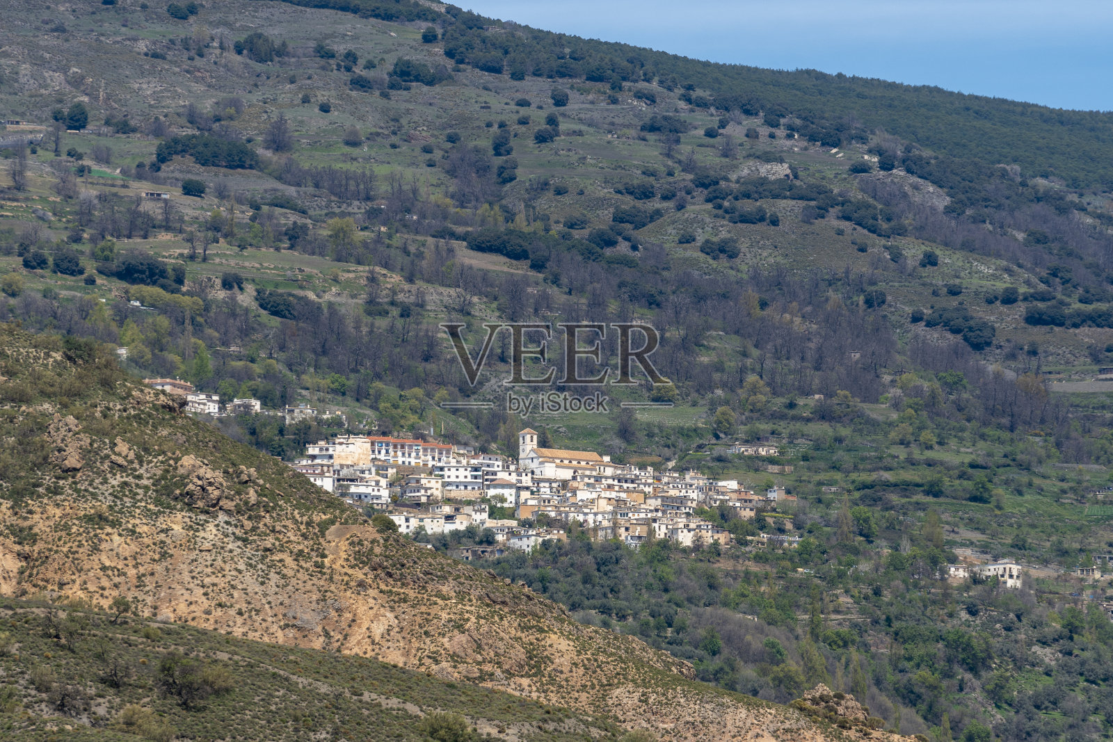 格拉纳达南部的Mecina Bombaron镇的房屋和教堂照片摄影图片