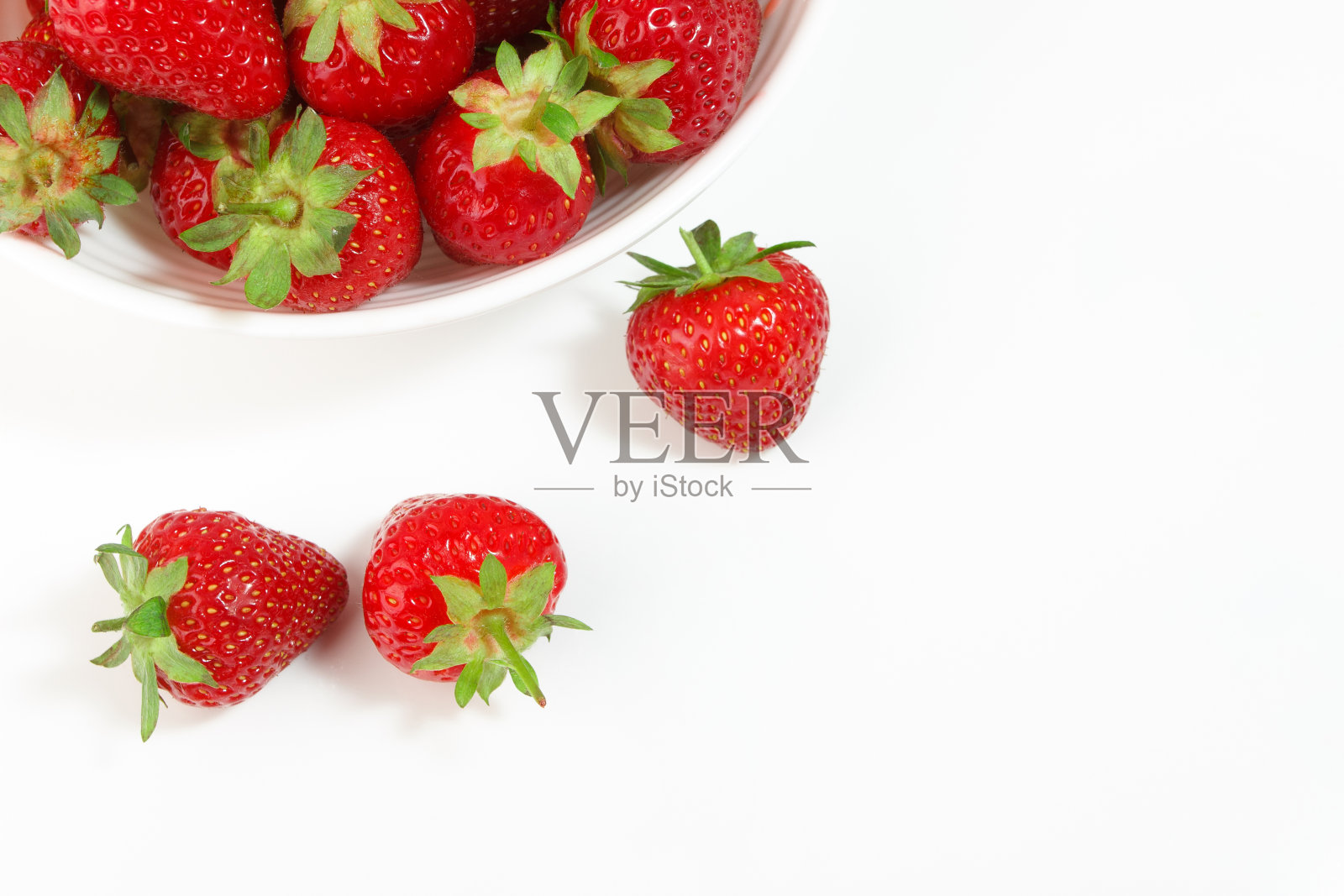 红色成熟的草莓放在白色的碗里，孤立照片摄影图片