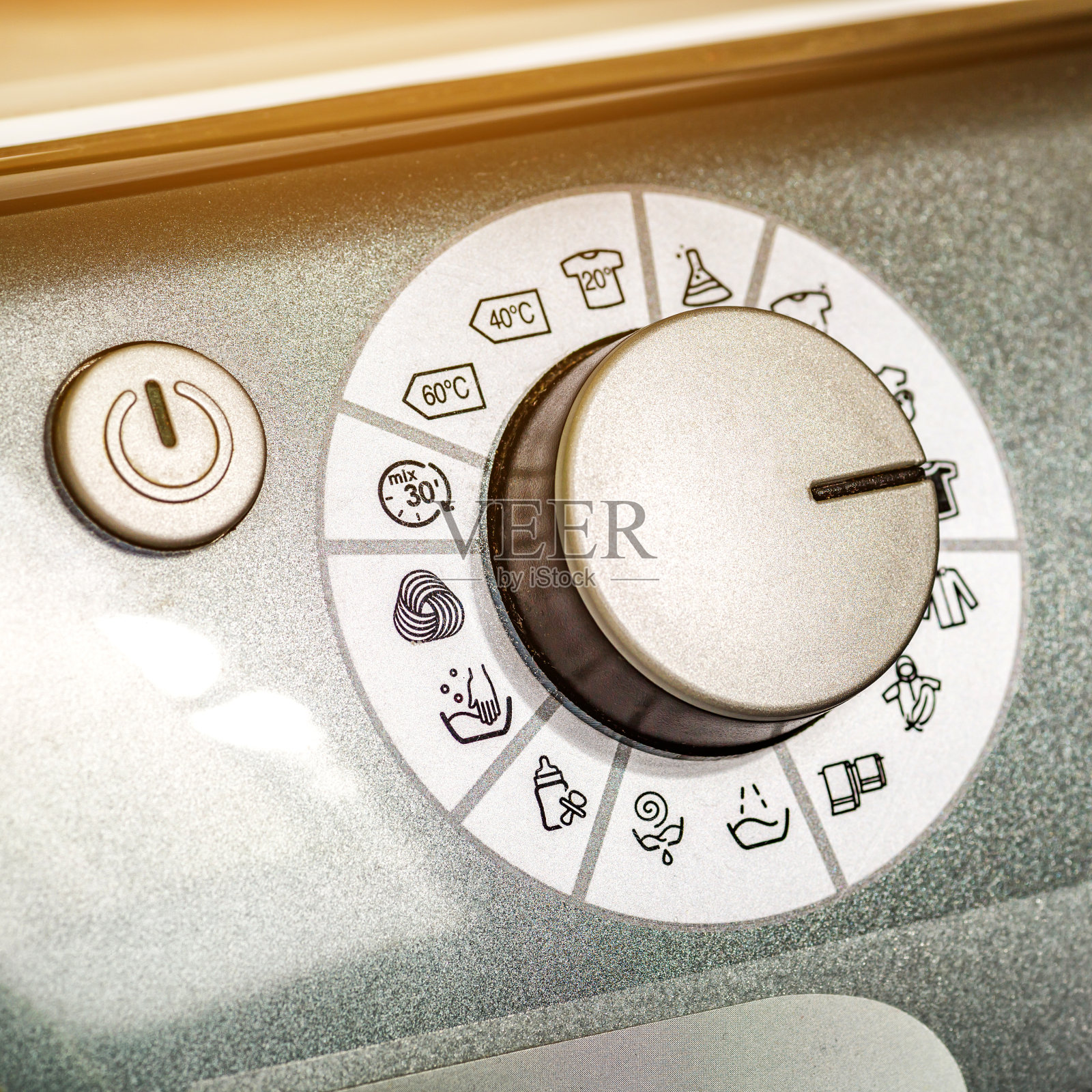 洗衣机。现代洗衣机前面板显示。洗衣机上选择洗涤模式的旋钮。洗衣服。横幅网站或打印与复制空间照片摄影图片