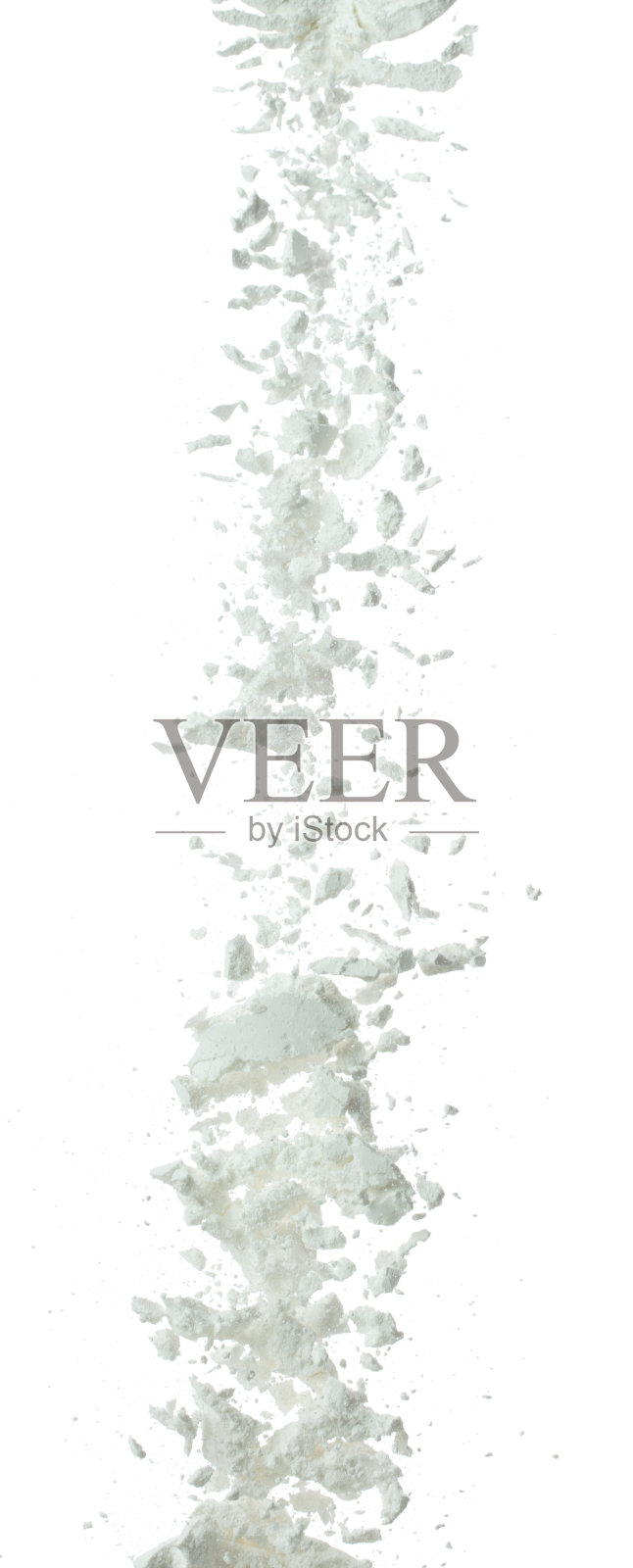 奶精咖啡粉飞落。奶油咖啡漂浮在半空中。奶晶咖啡粉爆炸倾泻如尘云抛掷。白色背景隔离高速冻结运动照片摄影图片