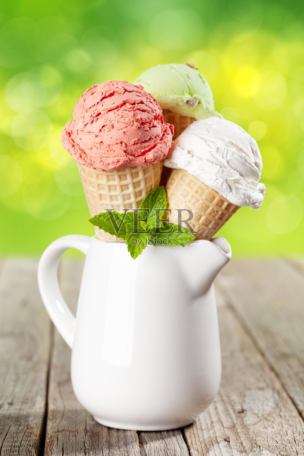 华夫蛋筒里的各种冰淇淋照片摄影图片