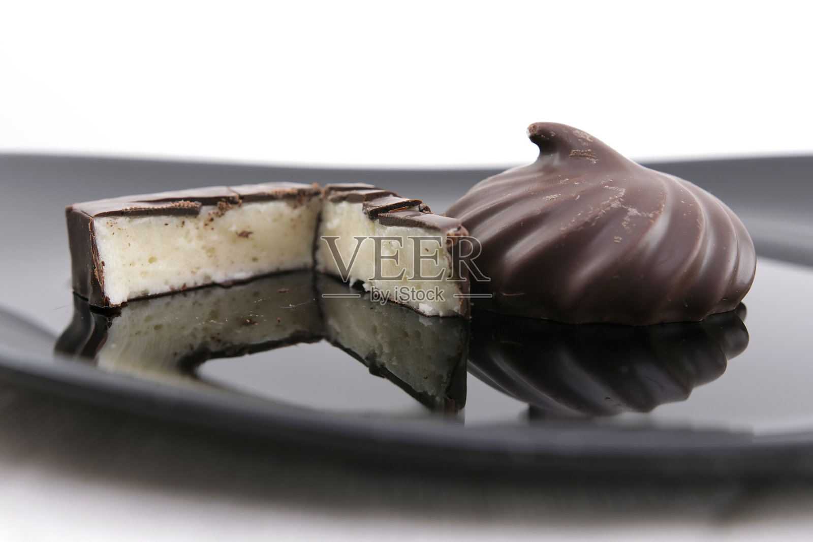 巧克力包棉花糖是一种由饼干打底、棉花糖馅和巧克力制成的甜点照片摄影图片