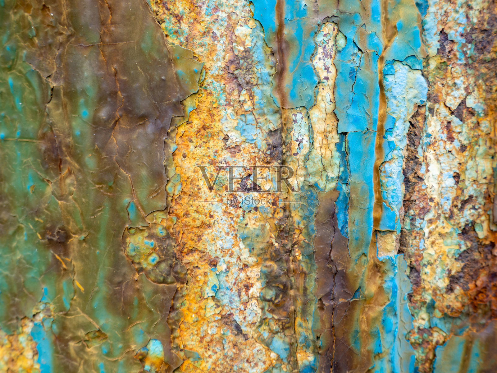 蓝色表面上的锈。油漆上有裂缝。老铁。生锈的金属。照片摄影图片