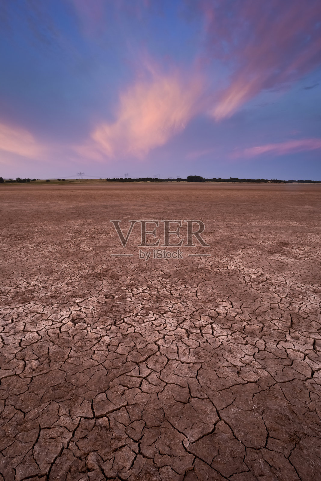 阿根廷巴塔哥尼亚拉潘帕省一个干燥泻湖的沙漠土壤。照片摄影图片