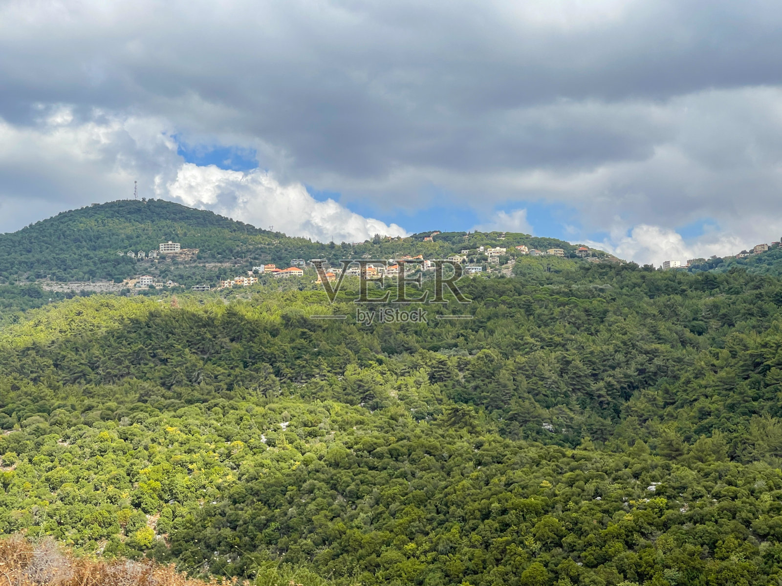 山顶和自然景观——黎巴嫩Jezzine镇的鸟瞰图，海拔1000米，被山峰和松林包围——黎巴嫩南部照片摄影图片