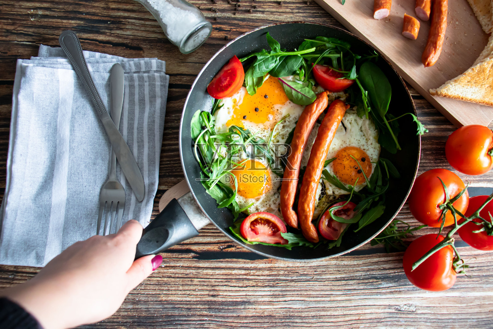 早餐。煎蛋和香肠。在木制背景上照片摄影图片