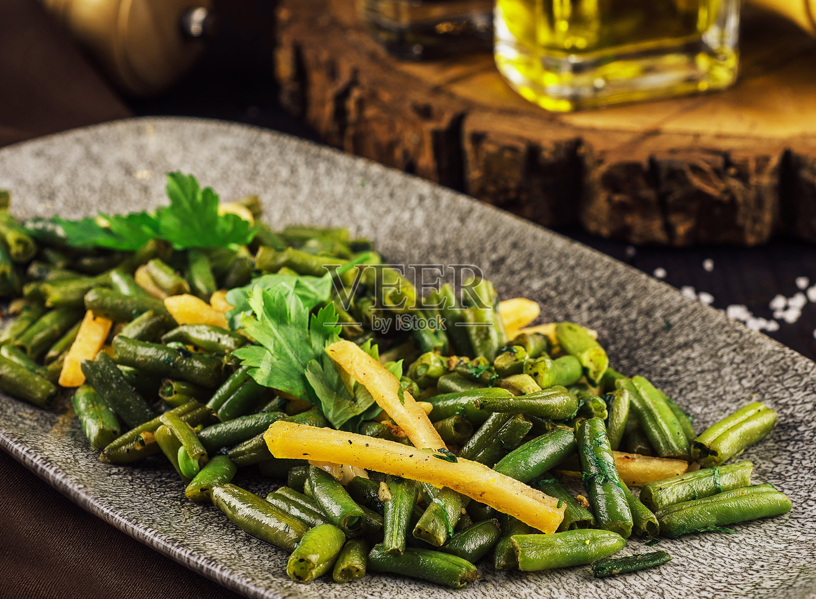 炒锅青豆加洋葱和香料照片摄影图片