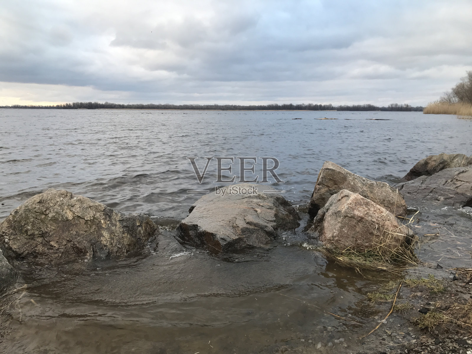 河上的花岗岩照片摄影图片